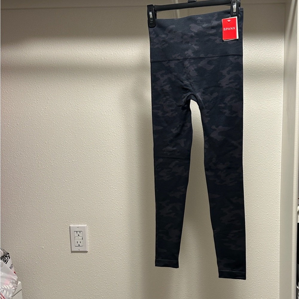 SPANX Look At Me Black Camouflage leggings